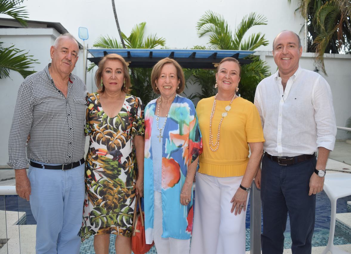 Miguel Perdomo Celis, María Jazmín Duran Ramírez, la cumpleañera Isabelita de Escandón, Marta García y Adrián Escandón.